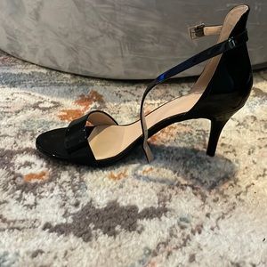 Black BL patent leather pumps. Single ankle strap